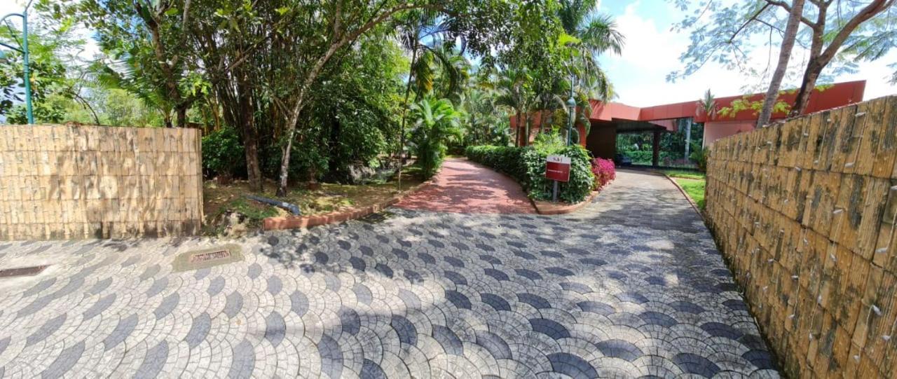 Saj Earth Resort & Convention Center , Kochi Nedumbassery Extérieur photo