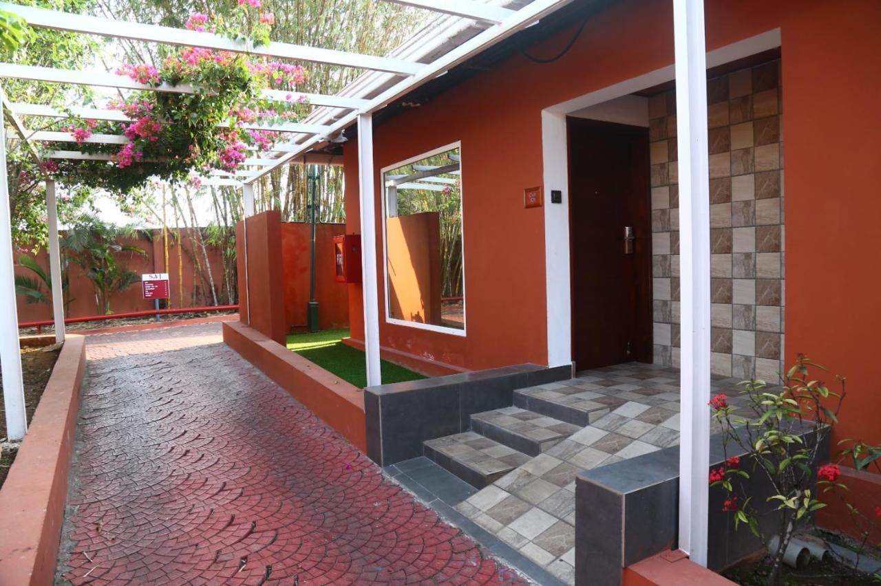 Saj Earth Resort & Convention Center , Kochi Nedumbassery Extérieur photo